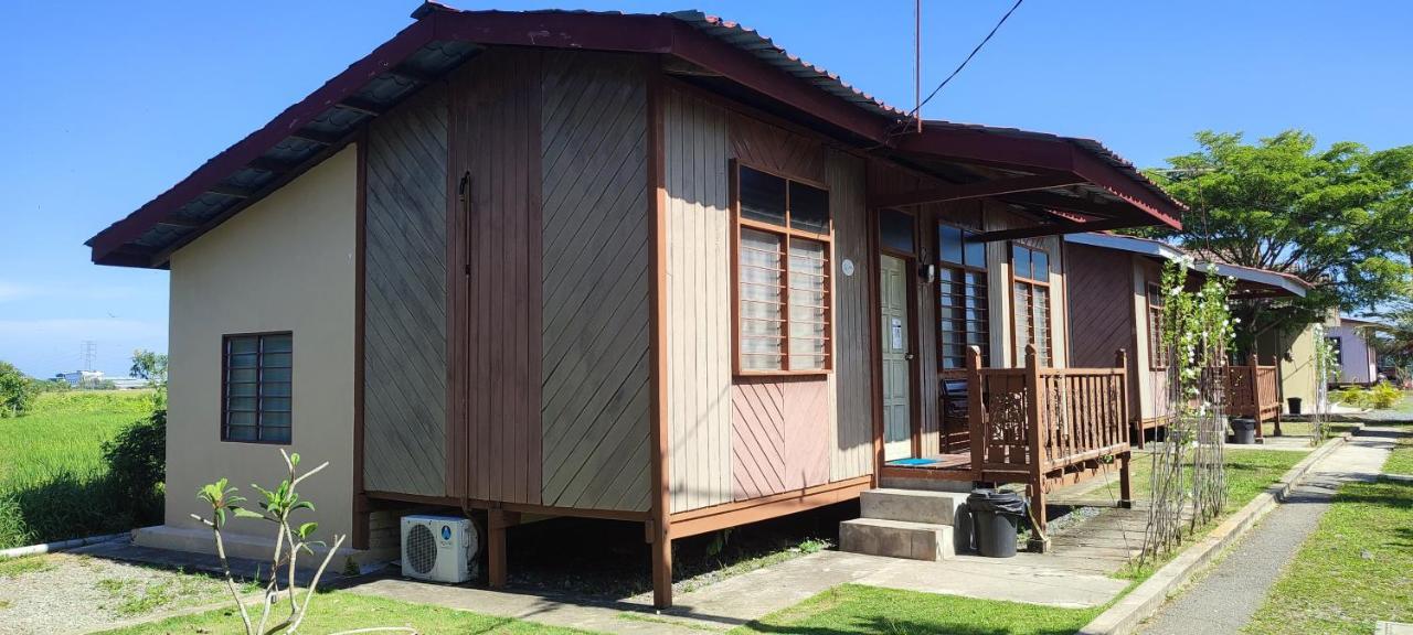Tamteh Homestay Ayer Hitam Exterior photo